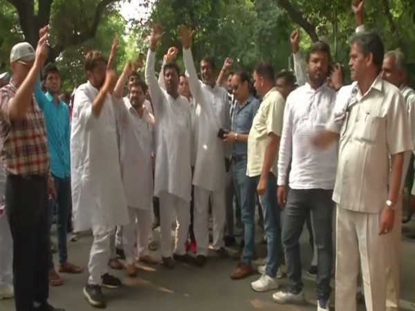 Congress workers staging protest outside the residence of party interim president Sonia Gandhi in New Delhi on Wednesday. Photo/ANI