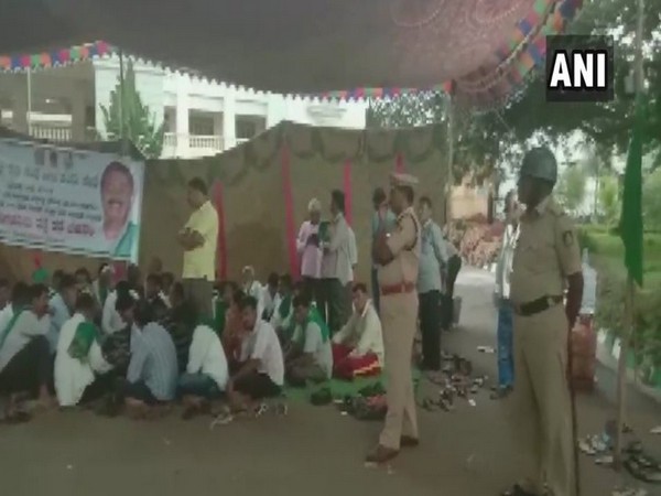 Farmers protest in Mandya over water crisis (Photo/ANI)