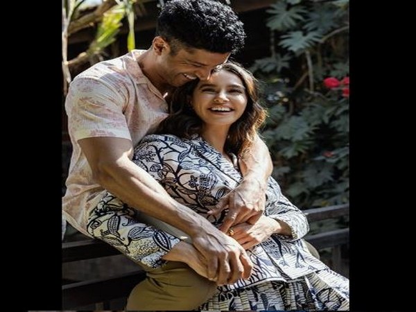 Actor Farhan Akhtar with girlfriend and singer Shibani Dandekar (Image source: Instagram)