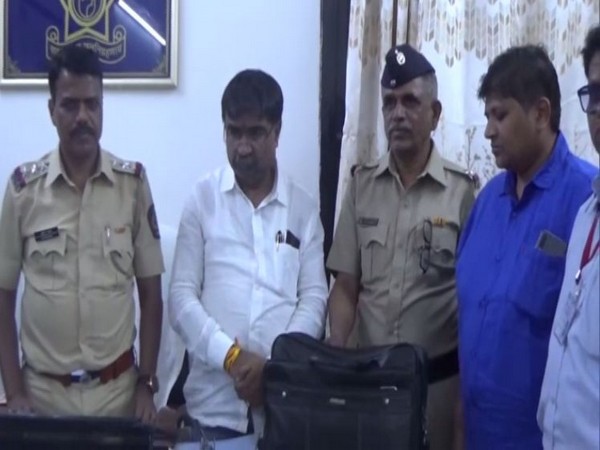 ECI flying squad seized Rs 6.5 lakh unaccounted cash in Ulhasnagar town of Maharashtra on Saturday. [ANI photo]