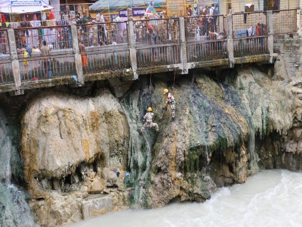 Women personnel of ITBP cleaned banks of Alaknanda River in Badrinath (Photo/ANI)