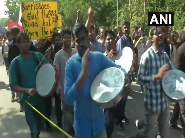JNU students march towards parliament to protest against fee hike and other issues on Monday. Photo/ANI