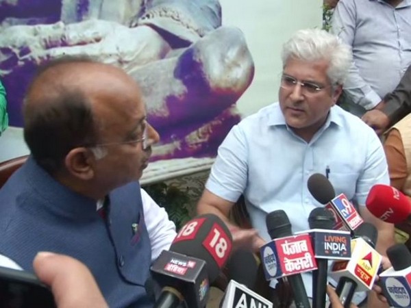 Delhi BJP leader Vijay Goel (left) and Transport Minister Kailash Gehlot. Photo/ANI