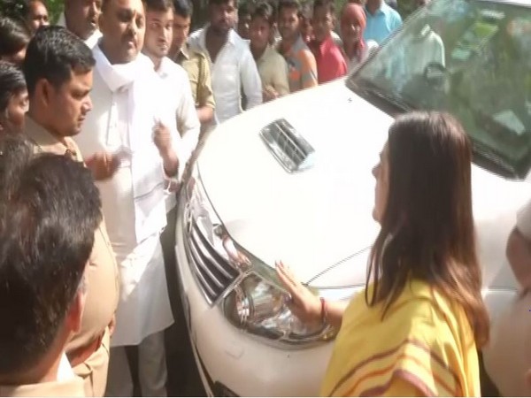Maneka Gandhi gets involved in an argument with Sonu Singh outside a polling booth in Sultanpur on Sunday. [Photo/ANI]