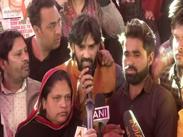 Protestors at Shaheen Bagh while speaking to the reporters on Saturday (Photo/ANI)