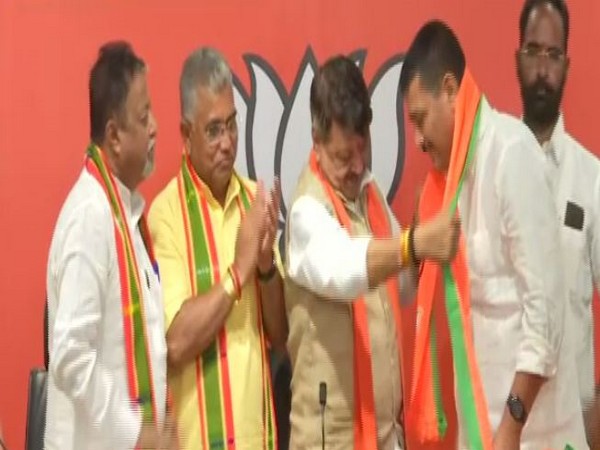 TMC MLA Sunil Singh joins BJP in New Delhi on Monday.(ANI/Photo)