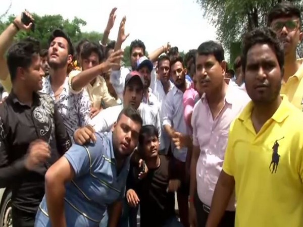 Locals protest against Delhi government for not improving health facilities in the government hospitals. Photo/ANI