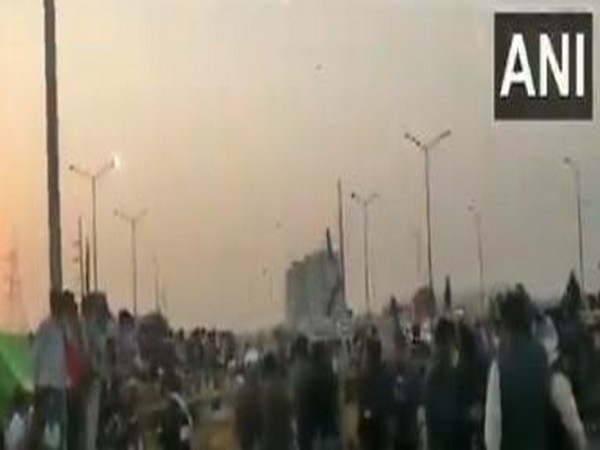 A carriageway from Noida to Delhi at the Chilla border has been closed for traffic. 