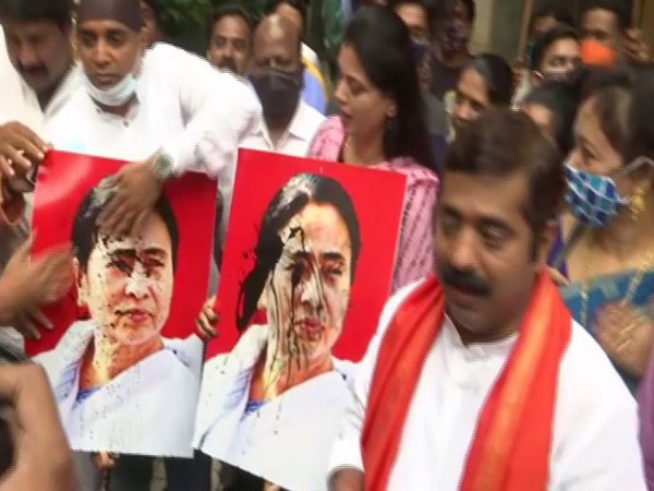 Bharatiya Janata Party (BJP) workers held a protest in Mumbai on Friday. (Photo/ANI)