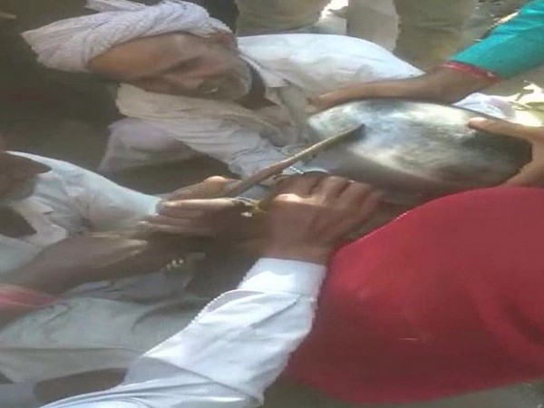 Villagers while rescuing the child in Jalore, Rajasthan 