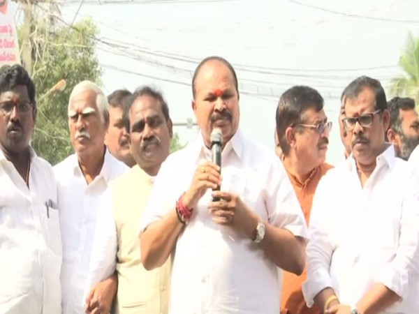 Andhra Pradesh BJP unit president Kanna Lakshmi Narayana addressing farmers on Wednesday in Amaravati. Photo/ANI