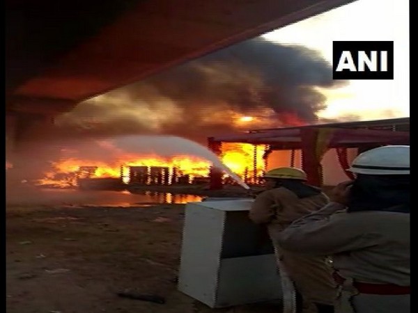 FIre-fighting operations in Kalindi Kunj furniture market (Photo/ANI)