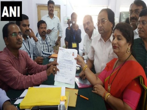 Jyoti, wife of State Minister Chandrashekhar Bawankule filed nomination as Independent candidate from Kamptee constituency. Photo/ANI
