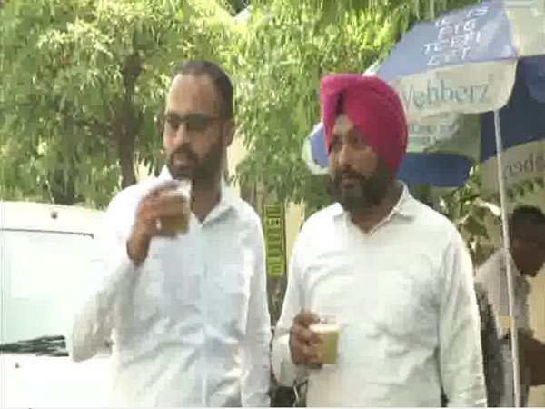 Locals drink sugarcane juice to beat the heat on a hot sunny day in Ludhiana [Photo/ANI]