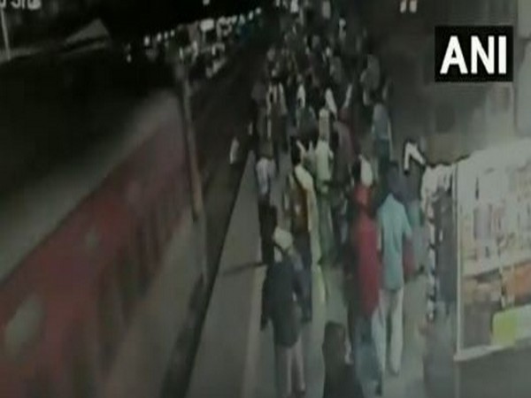 Visuals of the incident at Thane stations (Photo/ANI)