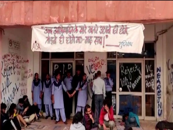 JNU students continued their protest against fee hike on Thursday. Photo/ANI
