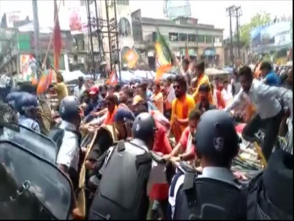 BJYM  clashed with police and TMC workers in Asansol, West Bengal [Photo/ANI] 