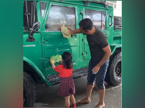 Ziva Dhoni helps MS Dhoni to clean up his vehicle (Photo/ MS Dhoni Instagram)