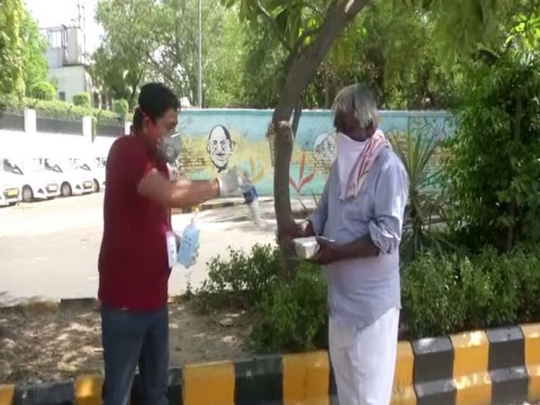 Volunteers, NGOs provide food to vagabonds