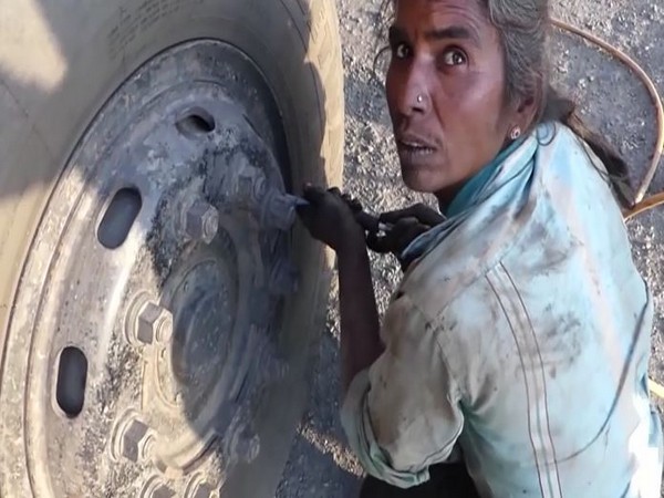 Maina Solanki fixing truck tyre (Photo/ANI)