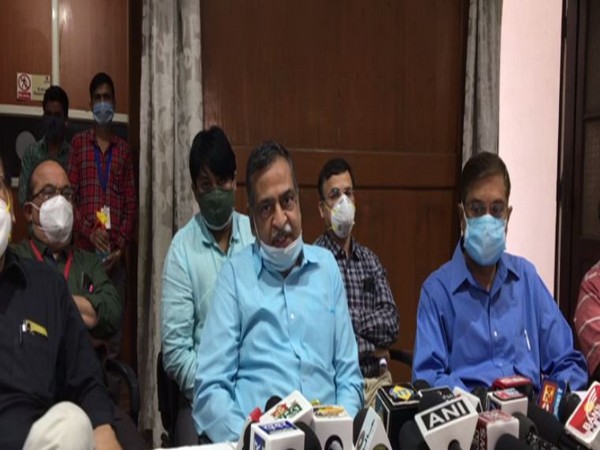 Dr Sanjay Dixit, Dean MGM Medical College, Indore (centre) 