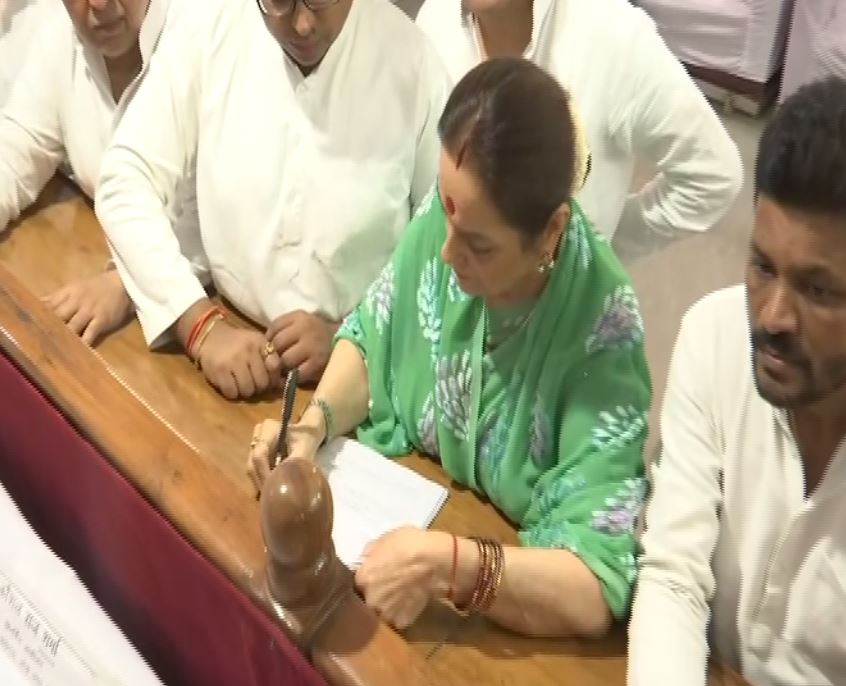 SP leader Poonam Sinha filing nomination from Lucknow Parliamentary Constituency on Thursday. Photo/ANI