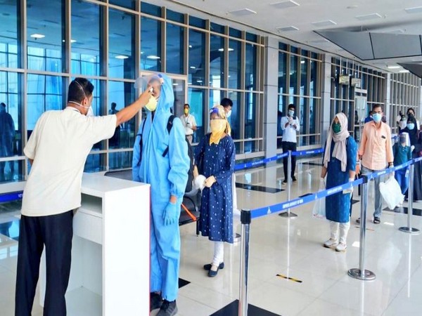 Passengers going through health-checkup at airport (Photo/Twitter/Hardeep Singh Puri)