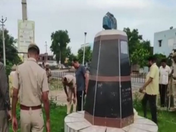 Effigy of Bharatiya Jana Sangh founder Shyama Prasad Mukherjee. Photo/ANI