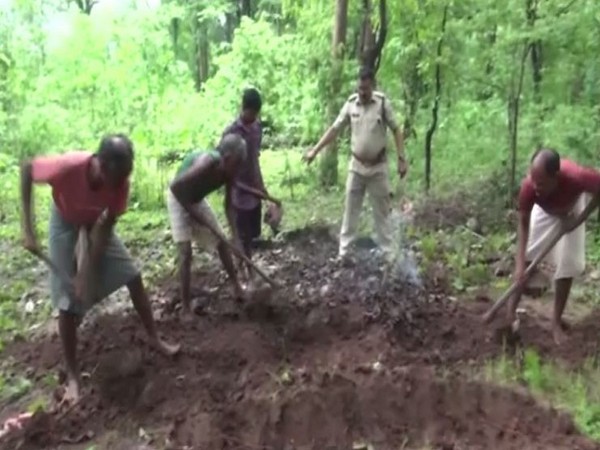 The body was retrieved by a team of police in four hours. Photo/ANI