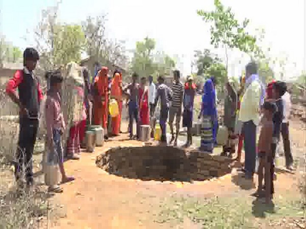 Villagers fetching water from a well in Shankargarh 