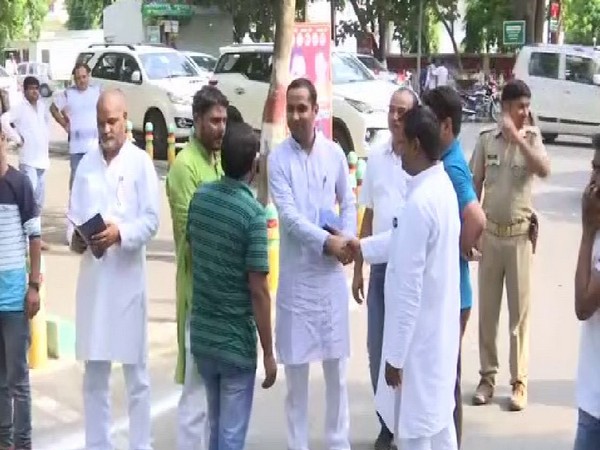 Samajwadi party leaders met gathered outside the paty office in Lucknow on Wednesday (Photo/ANI)