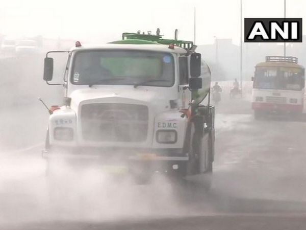 The EDMC tanker sprinkling water on roads in Anand Vihar area on Monday (Photo/ANI)