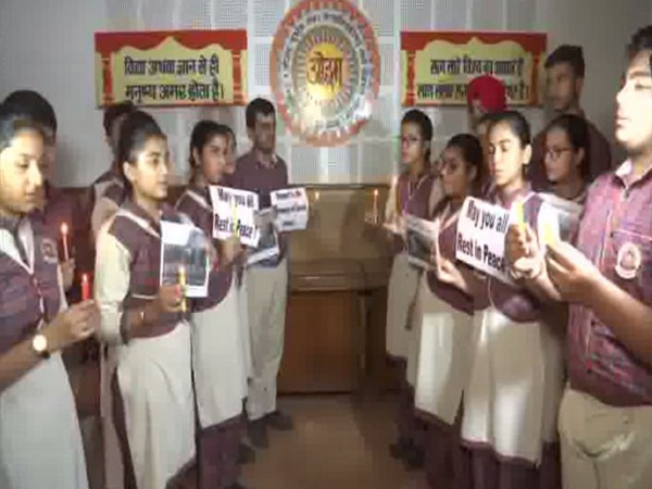 School students pays tribute to Surat fire tragedy victims in Amritsar. [Photo/ANI]