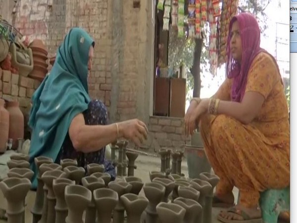 Women making lamps in Amritsar (Photo/ANI)