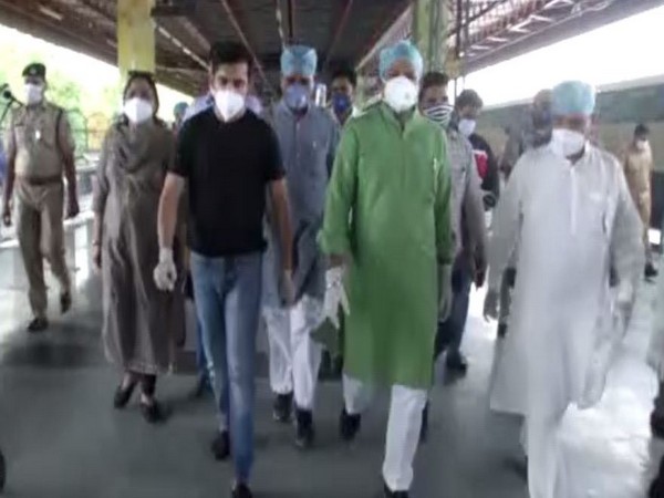 Bharatiya Janata Party (BJP) MP Gautam Gambhir, party's Delhi chief Adesh Gupta visited Railway Coach isolation centre at Anand Vihar railway station on Wednesday. (Photo/ANI)