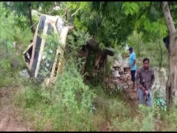 A vehicle carrying 200 cases of liquor crashed in Chhattisgarh's Kawardha. (Photo/ANI)