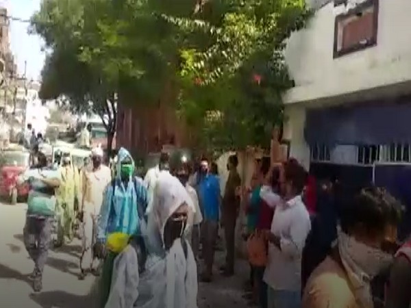 Residents in Gaya showered flower petals on sanitation workers on Thursday (Photo/ANI)