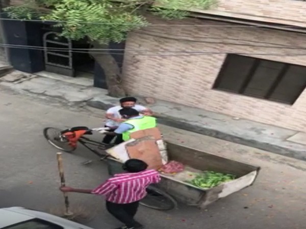 A resident of Nabha offering garland of currency notes to a sanitization worker (Photo/ANI)