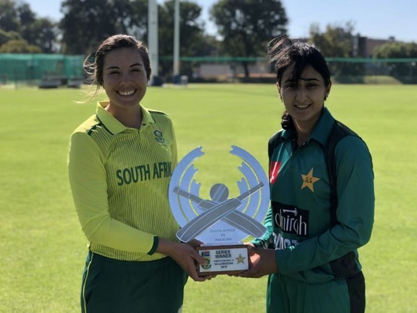 South Africa captain Sune Luus and Pakistan captain Bismah Maroof with the T20 series trophy at Assupol Tuks Oval in Pretoria (Photo/Cricket South Africa)