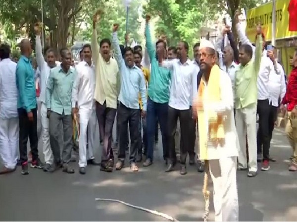 Farmers organised a protest in Mumbai after facing crop losses. Photo/ANI