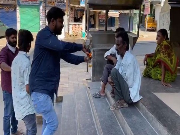 Alcohol being distributed to the people in Hyderabad (Photo/ANI)