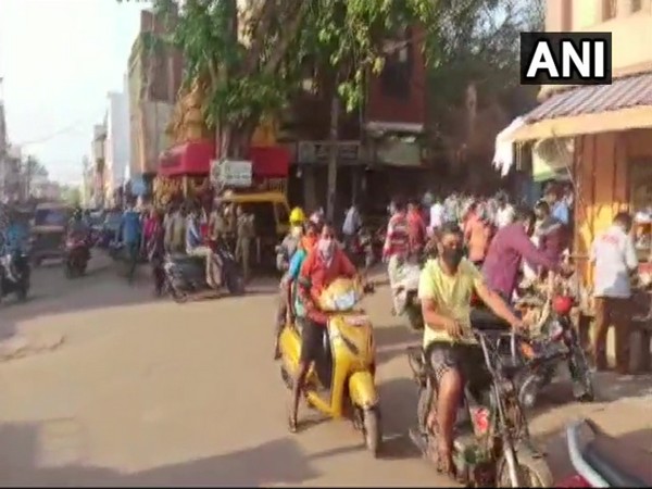 People in large numbers come out to buy essential commodities in Karnataka amid COVID-19 lockdown. Photo/ ANI