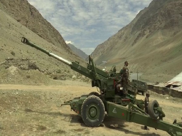 Indian Army personnel demonstrated 155mm Bofors gun in Dras on Wednesday (Photo/ANI)