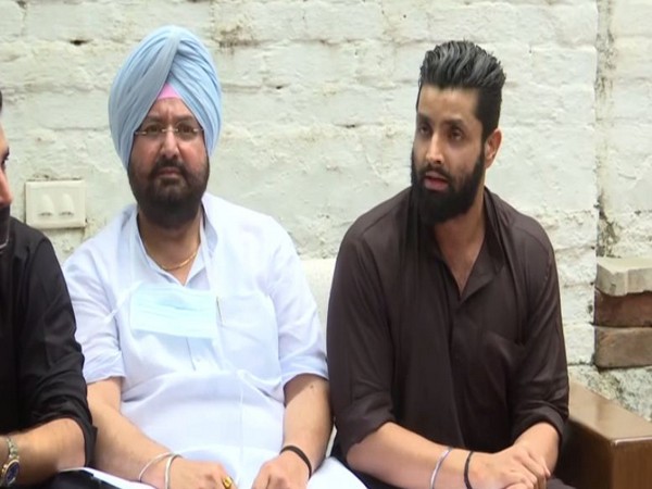 Congress MLA Fatehjung Singh Bajwa (L), Arjun Bajwa (R) (Photo ANI)