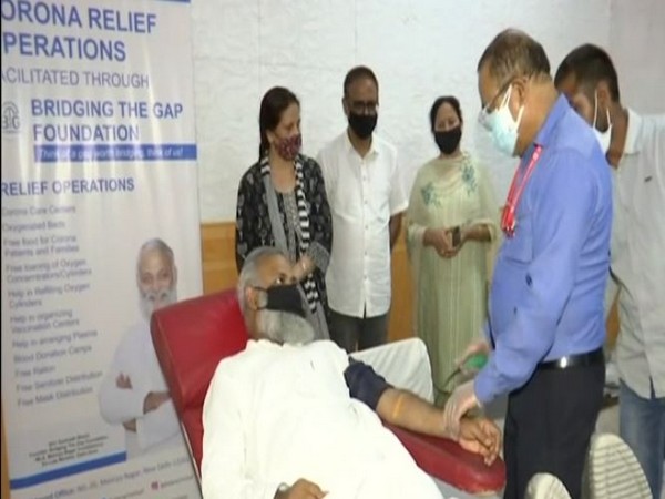 Aam Aadmi Party MLA Somnath Bharti donating blood (Photo/ANI)