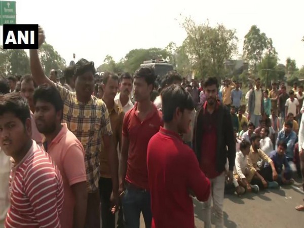 Locals stage protest in Maharashtra's Wardha (Photo/ANI)
