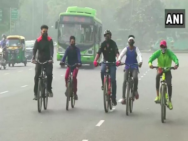 Delhi struggled to breathe on Monday due to poor air quality (Photo/ANI)