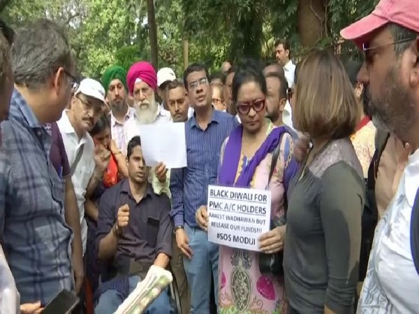 Depositors in PMC Bank gathered for a protest outside Esplanade Court in Mumbai on Monday. Photo/ANI