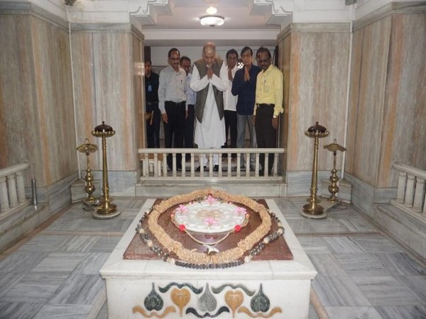 Industrialist Rahul Bajaj offered his salutations at the Dr Hedgewar Smruti Mandir. Photo/ANI