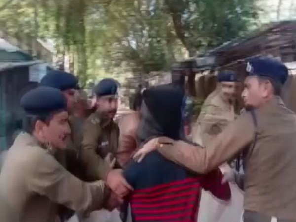 Police personnel trying to rescue the accuse from the lawyers in Mhow (Photo/ANI)